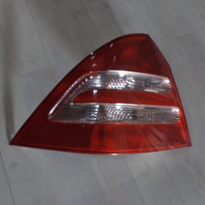 Feu arrière gauche mercedes classe C W203 réf: 2038200164