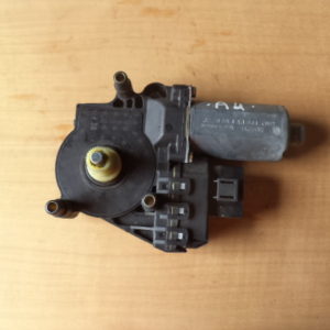 MOTEUR LÈVE VITRE (AV. Droit) AUDI A4 REF: 0130821787