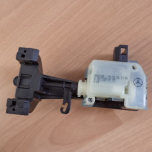 MOTEUR VERROUILLAGE DE RÉSERVOIR MERCEDES W164 / W219 / W251 REF: 2518200197