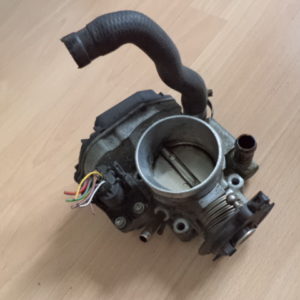 BOITIER PAPILLON /RÉGULATEUR RALENTI POUR AUDI A4 1.6L - 1.8L REF: 058133063  VDO