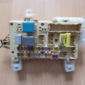 BOITE A FUSIBLES D'ORIGINE TOYOTA COROLLA VERSO D4D REF: 892210F010 / 89221 0F010