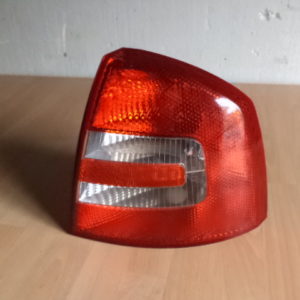 FEU ARRIÈRE DROIT- ROUGE/BLANC D'ORIGINE SKODA OCTAVIA REF: 1Z5945112A