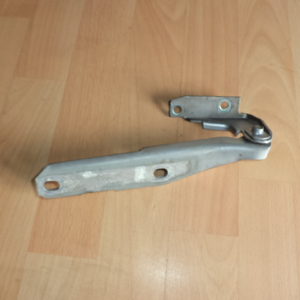 Charnière Capot Coté droit AUDI A6 REF: 4B0823302D