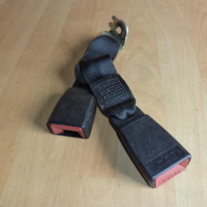 Fermeture de ceinture de sécurité arrière d'origine Mercedes classe C W202 ref: 2028600069 / A2028600069