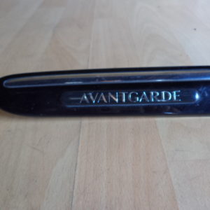 BAGUETTE D’AILE AVANT GAUCHE D’ORIGINE MERCEDES CLASSE C W203 FINITION AVANTGARDE REF: 2036904762