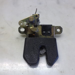SERRURE DE COFFRE /HAYON POUR VW PASSAT 3B REF: 3B5827505