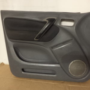 GARNITURE DE PORTE AVANT GAUCHE D’ORIGINE TOYOTA RAV4 PHASE 2 ( 4 portes ) REF: 67778-X1B02