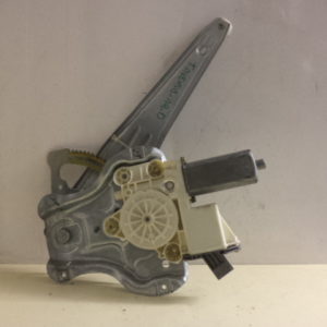 MOTEUR LÈVE VITRE ARRIÈRE DROITE D'ORIGINE TOYOTA AVENSIS PHASE 2 (T25) 2L D-4D REF: 6983005100 / 0130822031