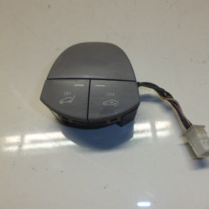 Interrupteur Alarme antivol d'origine mercedes classe E W211 ref: 2118213151