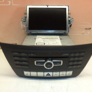 AUTORADIO LECTEUR CD – GPS + L’ORDINATEUR DE BORD D’ORIGINE MERCEDES CLASSE C W204 REF: A2049009807 / 204 900 98 07