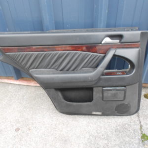 PANNEAU – GARNITURE DE PORTE ARRIERE GAUCHE EN CUIR NOIR D’ORIGINE MERCEDES CLASSE S W140