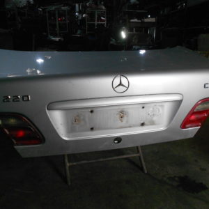 HAYON MALLE COFFRE ARRIÈRE D’ORIGINE MERCEDES CLASSE E220 CDI W210 PHASE 2 ( SANS SERRURE )