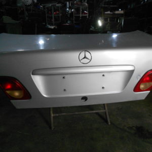 HAYON MALLE COFFRE ARRIÈRE D’ORIGINE MERCEDES CLASSE E W210 PHASE 1 ( SANS SERRURE )